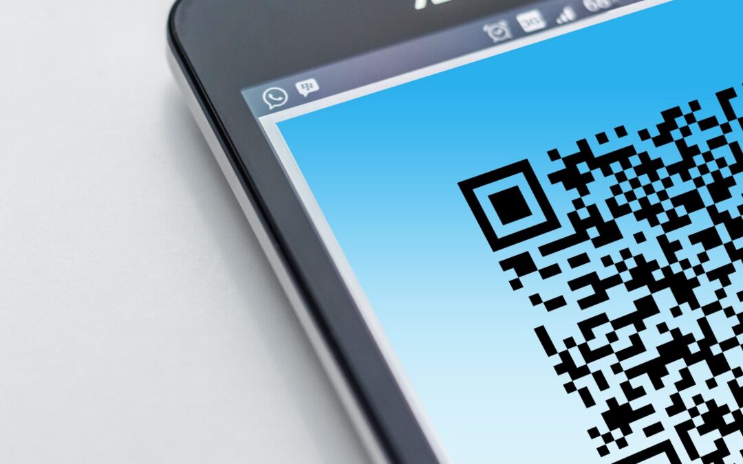 Free High-resolution close-up of a smartphone displaying a QR code on its screen. Stock Photo